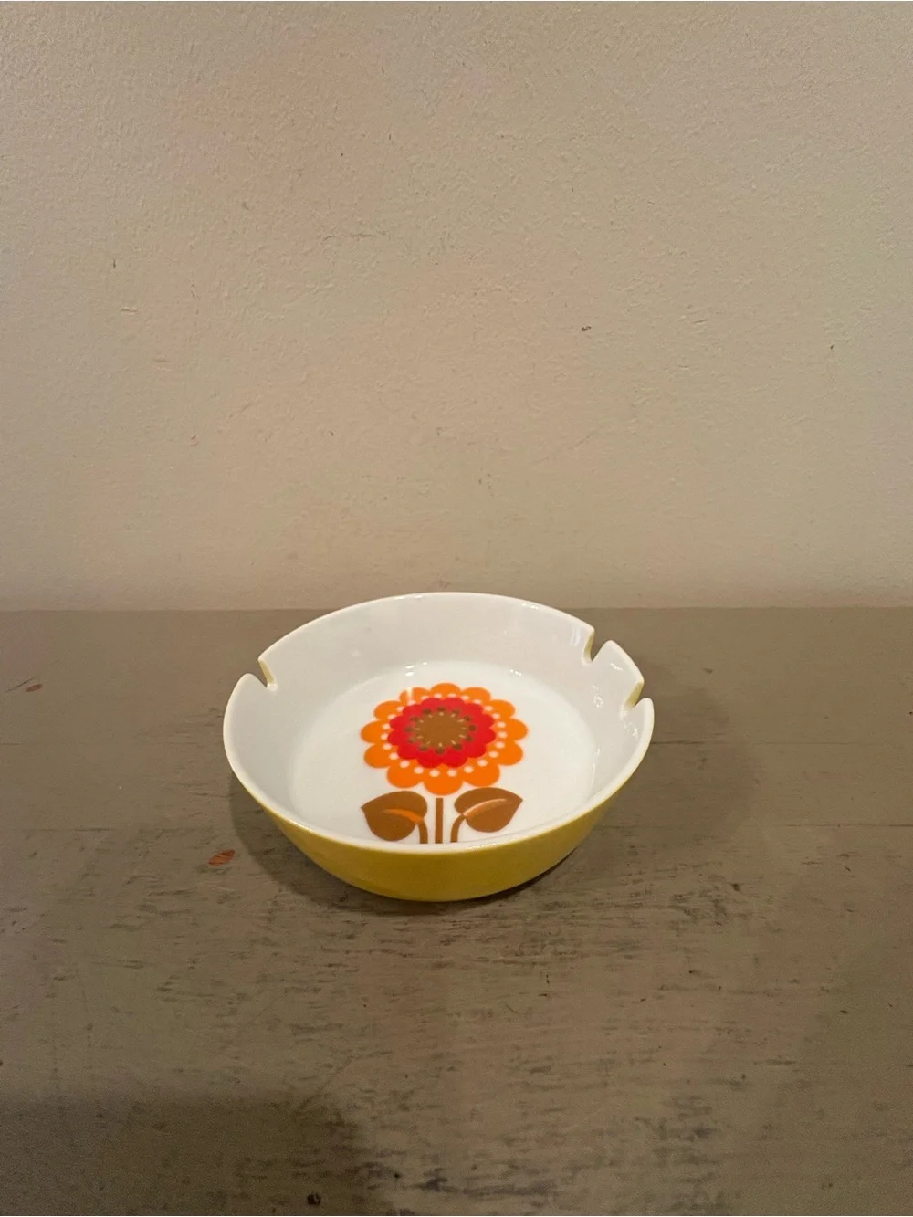 VTG 1970s Ceramic Ashtray With Flower Power Daisy Design